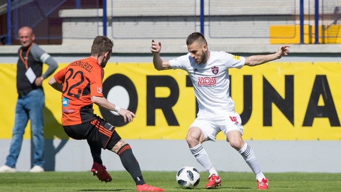 Na snímke zľava Róbert Gešnábel (Ružomberok) a Anton Sloboda (Trnava).