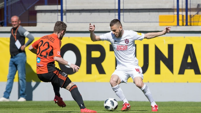 Na snímke zľava Róbert Gešnábel (Ružomberok) a Anton Sloboda (Trnava).