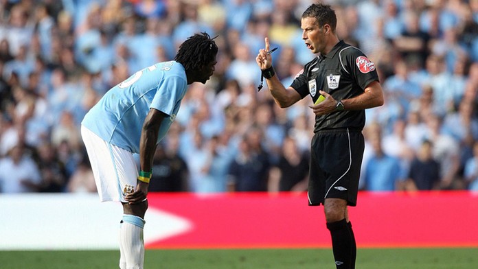 Na archívnej snímke rozhodca Mark Clattenburg s Emmanuelom Adebayorom.