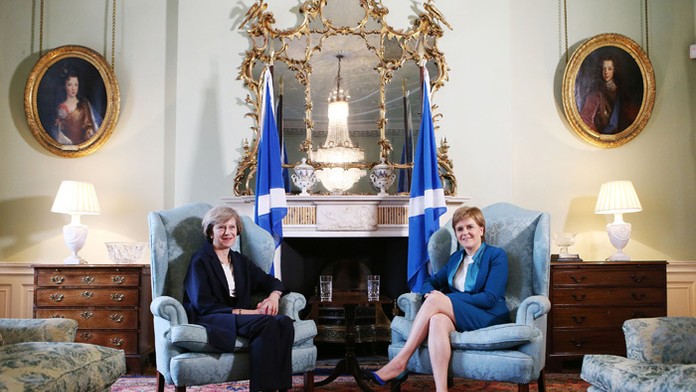 Premiérky Veľkej Británie a Škótska - Theresa Mayova a Nicola Sturgeonová.