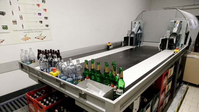 Mladík z Púchova vymyslel spôsob, ako vybabrať s fľaškomatom. Chytili ho, no stihol zarobiť vyše 1500 eur