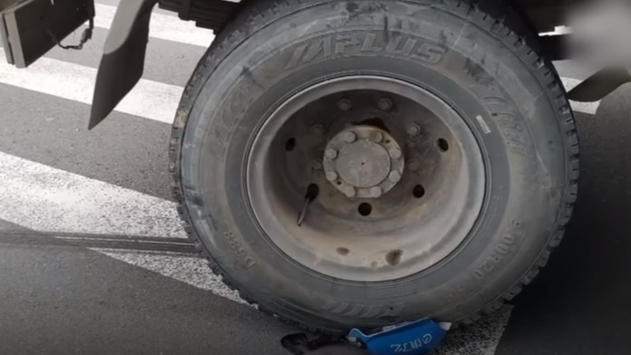 Polícia na miesto, kde vlak zrazil chlapca.