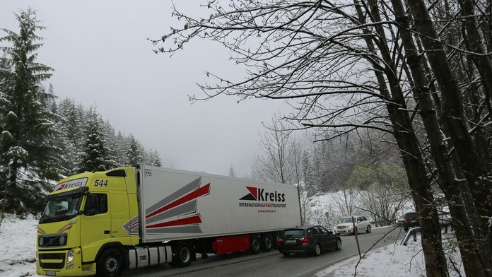 Sneženie na horskom priechode Donovaly 