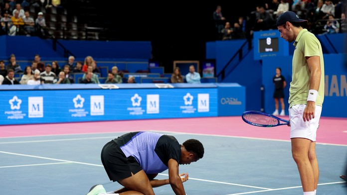 VIDEO: Po nepodarenom údere sa vyradil z turnaja. Francúzsky tenista utrpel kuriózne zranenie