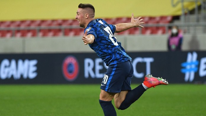 Róbert Mak sa teší po strelení gólu na 2:1 v kvalifikačnom zápase MS 2022.