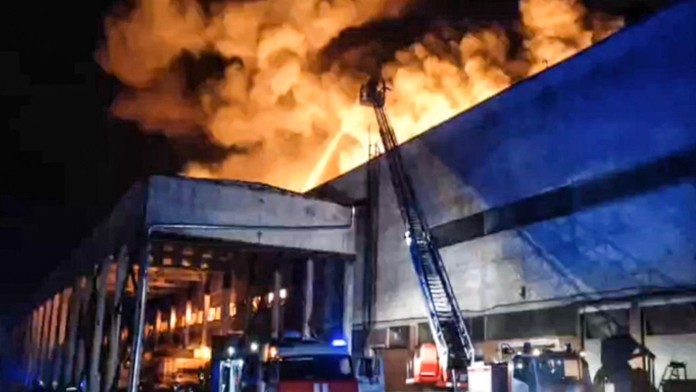 VIDEO: Sklad v ruskom Petrohrade zachvátil požiar. Hasenie komplikuje veľká vzdialenosť od vody