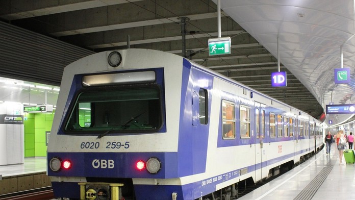 Vlak rakúskych spolkových železníc (ÖBB).