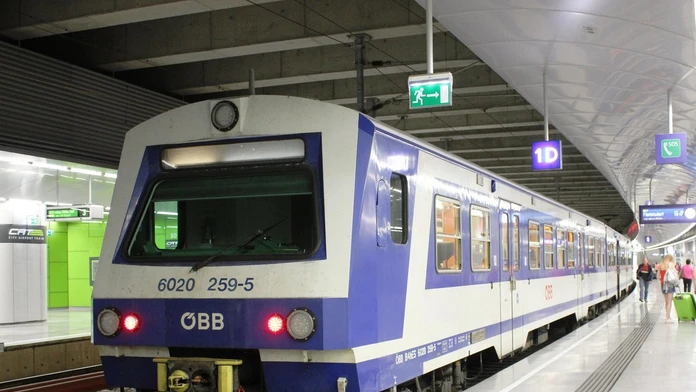 Vlak rakúskych spolkových železníc (ÖBB).