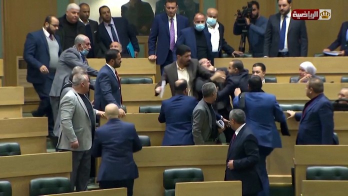 Kamera zachytila bitku poslancov v jordánskom parlamente