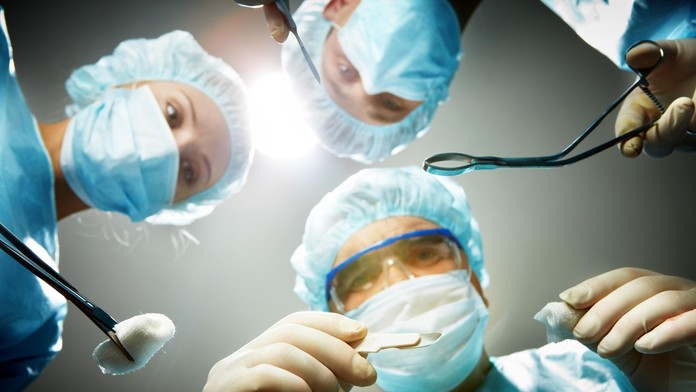 Mal to byť rutinný zákrok, no lekári urobili fatálnu chybu. Žene omylom vyoperovali časť chrbtice