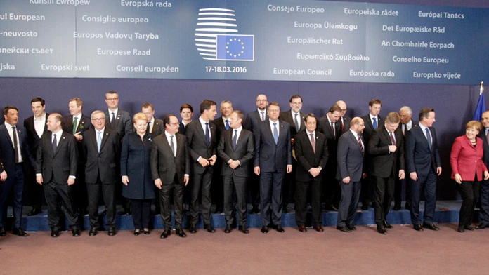 Lídri EÚ pózujú počas skupinovej fotografie na summite EÚ v Bruseli.