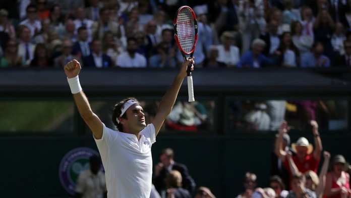 Víťazné gesto Rogera Federera po víťazstve nad Chorvátom Marinom Čiličom.