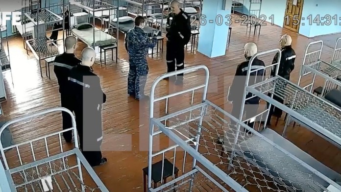 Alexej Navaľnyj (v strede hore) dostáva pokarhanie od vedenia väznice.