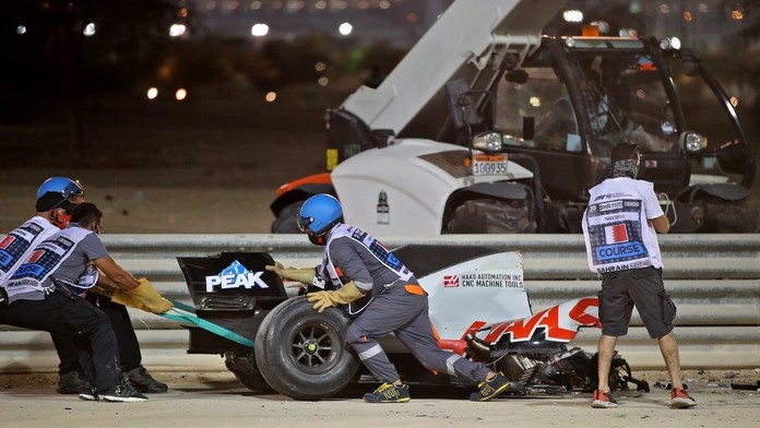 Na miesto nehody Romaina Grosjeana ihneď prišla aj sanitka.