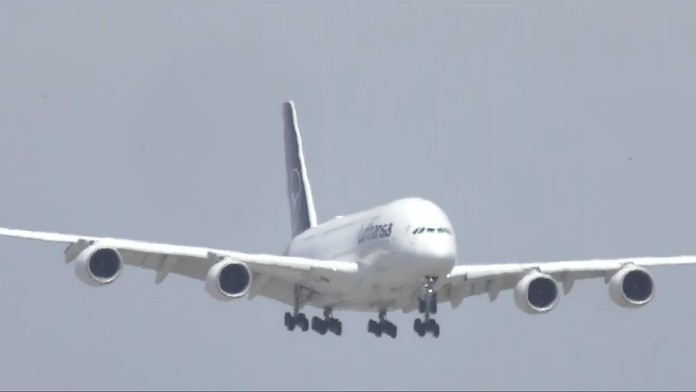 Mnohé aerolínie potichu zvyšujú ceny leteniek. Môže za to poplatok, ktorý vás môže vyjsť stovky eur