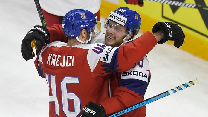David Pastrňák (vpravo) oslavuje s Davidom Krejčím.