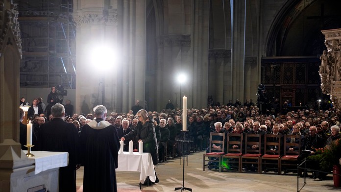 FOTO+VIDEO: V Magdeburgu bola omša za obete útoku. Prívrženci krajnej pravice tam demonštrovali