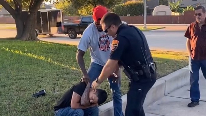 Policajt s Hollandom stoja nad zlodejom.