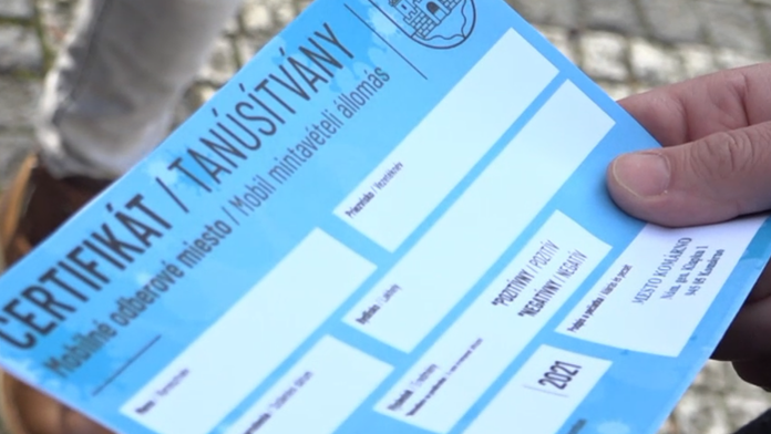 Letušky a pilot s ochranným rúškom prichádzajú do odletovaj haly na letisku Zaventem v Bruseli