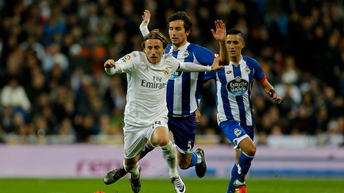 Luka Modrič (Real Madrid) a Pedro Mosquera (Deportivo La Coruña) vo súboji o loptu.