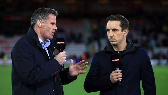 Na archívnej snímke z 15. septembra 2017 je vľavo komentátor Jamie Carragher a vpravo hráč Bournemouthu Gary Neville.