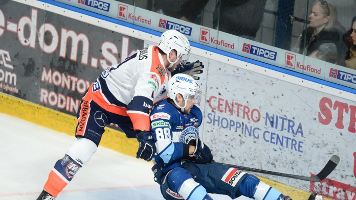 Na snímke zľava Kristofers Bindulis (Michalovce) a Dávid Okoličány (Nitra).