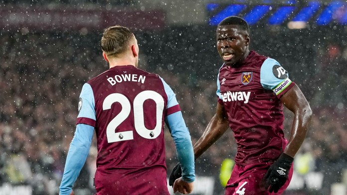 Na snímke vpravo hráč West Hamu Kurt Zouma oslavuje gól.