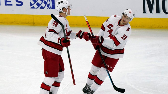 Hokejisti Caroliny Martin Nečas (vľavo) a Sebastian Aho sa tešia po strelení gólu.