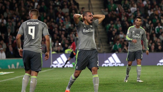 Zúfalá trojica Realu Madrid Karim Benzema, Pepé a Cristiano Ronaldo v zápase s Realom Betis.