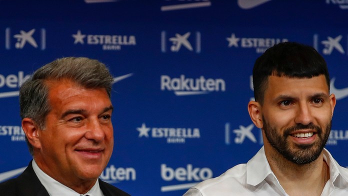 Sergio Aguero pri podpise zmluvy s FC Barcelona.