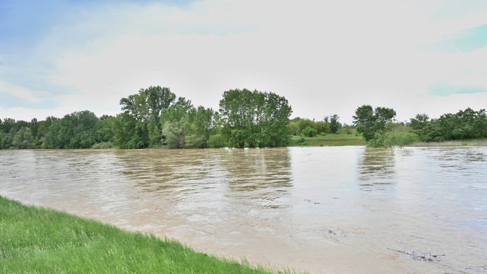 Na snímke rozvodnená rieka Váh v Hlohovci.