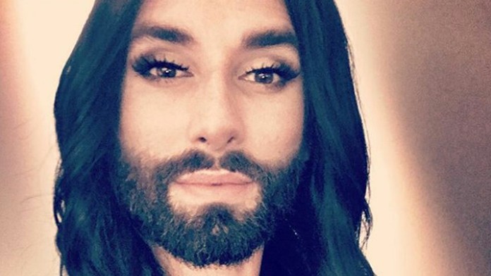 Biatlonista Dominik Windisch oslavuje triumf v pretekoch s hromadným štartom na MS v Östersunde.