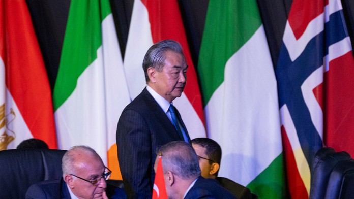 Na snímke minister zahraničných vecí Číny Wang I  (uprostred) prichádza na summit ministrov zahraničných vecí členských krajín skupiny G20.