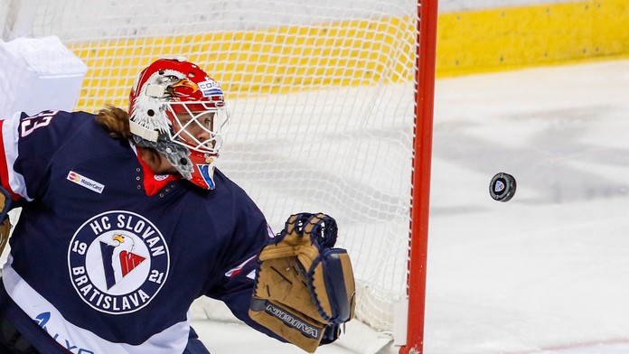 Brankár Barry Brust (Slovan) v zápase s klubom Medveščak Záhreb.
