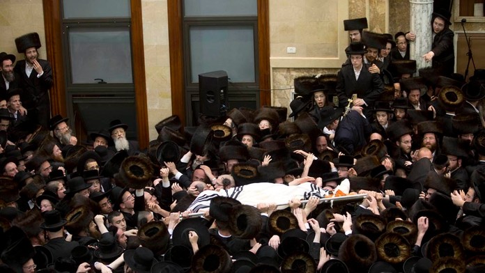 Pohreb rabína v Izraely.