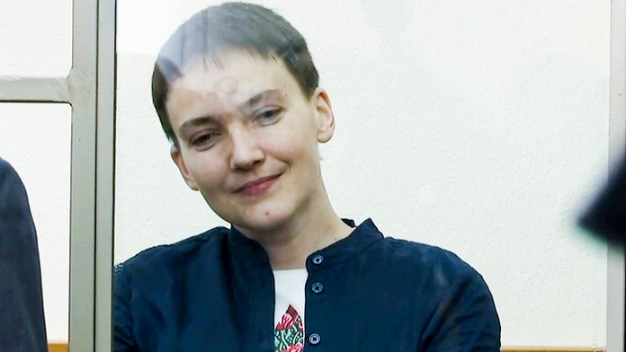 Ukrajinka Nadjia Savčenková počúva ruského sudcu, ktorý ju uznal za vinnú zo zabitia dvoch ruských novinárov. 