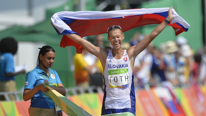 Na snímke slovenský atlét Matej Tóth oslavuje víťazstvo