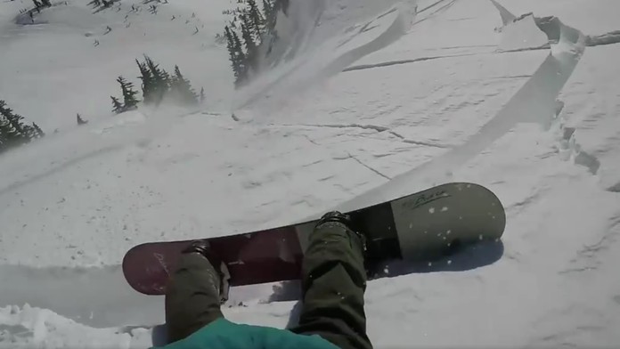 Moment keď snoubordista strhol lavínu.