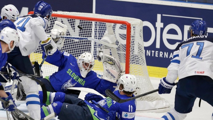 Fínsky hokejista Leo Komarov strieľa gól