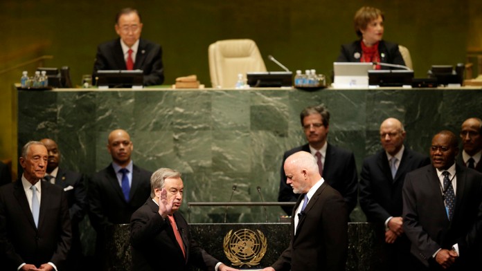 Nový generálny tajomník OSN António Guterres skladá sľub do rúk prezidenta Valného zhromaždenia OSN Petera Thomsona v sídle OSN.
