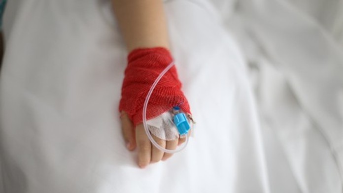 Dvojročné dievčatko trpí vzácnou demenciou. Signálom bolo jej obočie, tvrdia rodičia