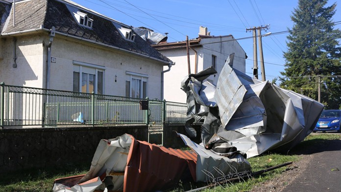 Spadnutá strecha v obci Lekárovce.