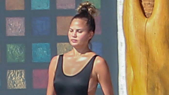 Modelka pár mesiacov po pôrode. Toto sú až príliš malé plavky!