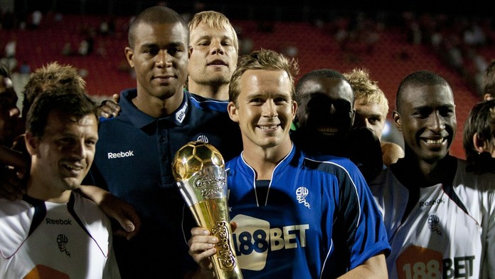 Exkapitán Boltonu Kevin Davies na archívnej snímke so spoluhráčmi.