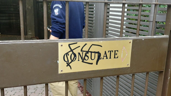 Ná bráne poľskej ambasády v Izraeli sa objavil nacistický symbol. 