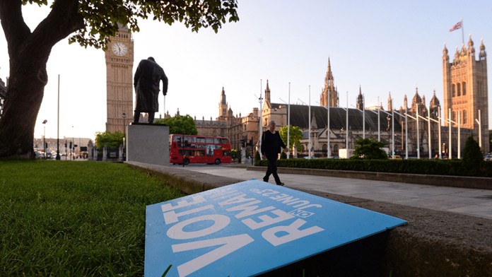 Padnutý pútač s heslom z brexitu Zostaťv Londýne.