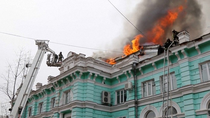 Hasiči likvidujú požiar.