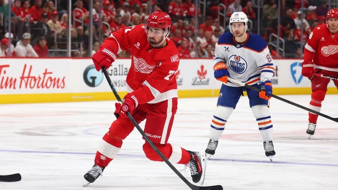 Boston padol štvrtýkrát v rade, nestačili ani dva góly Pastrňáka. Parádnu šou predviedol štvorbodový Larkin