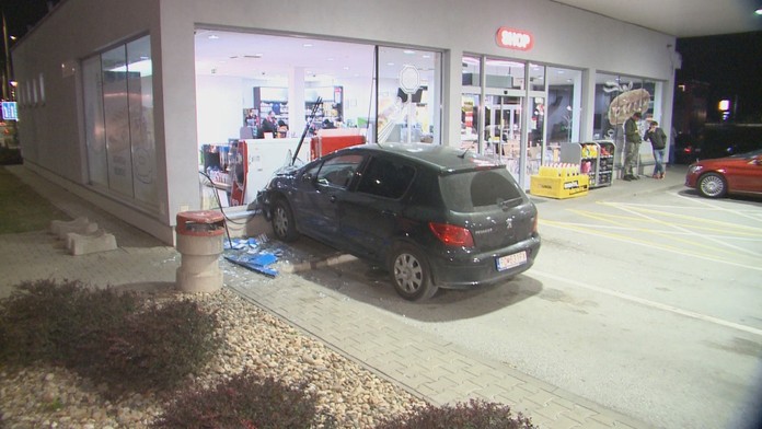 Eskorta odvádza bývalého riaditeľa Kriminálneho úradu finančnej správy Ľudovíta Makóa.