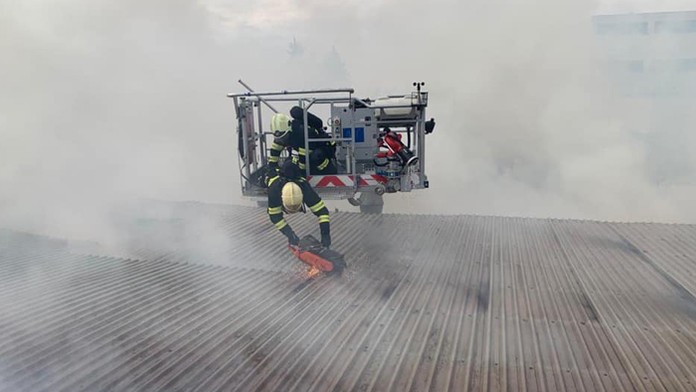 Požiar predajne s nábytkom.